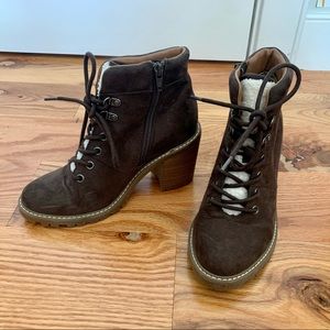 Like new brown size 6 ankle boots with heel